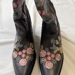 Dingo western boots , Women’s 10M- NWT-
Embroidery - studs